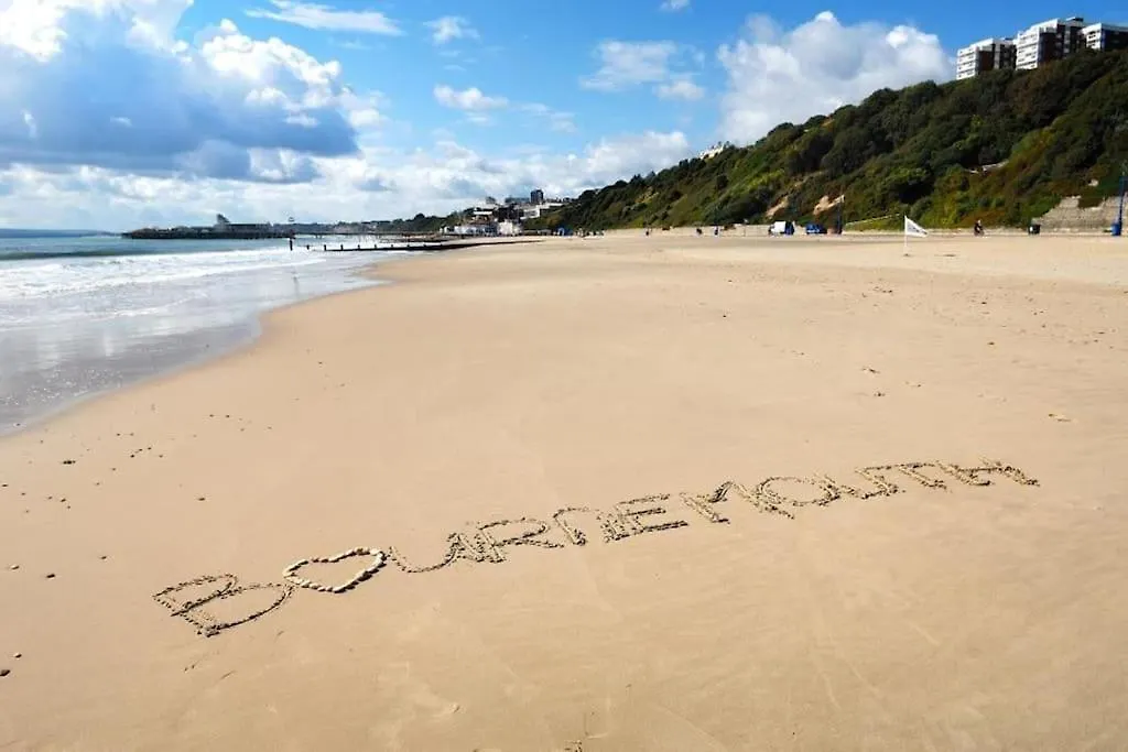 Bournecoast: Bungalow Near River And Beach -Hb5845 Bournemouth 0*,  United Kingdom